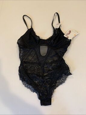 NEW Jessica Simpson Flirty Sling Cup Bodysuit Women’s Small Black Lace Teddy